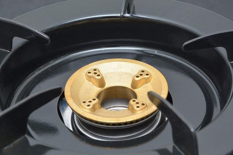 Kiềng bếp làm bằng kim loại được phủ men không gỉ, thiết kế tháo rời cũng rất dễ lau chùi.